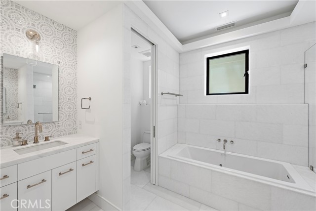 Detail Gallery Image 25 of 64 For 2340 Crestview Dr, Laguna Beach,  CA 92651 - 4 Beds | 5/1 Baths