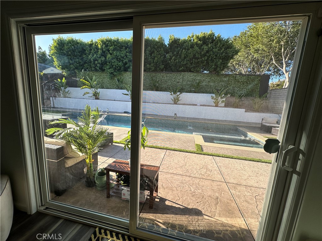 https://media.crmls.org/medias/8fddd997-0c66-4d27-976e-61ccd475ddba.jpg?preset=X-Large