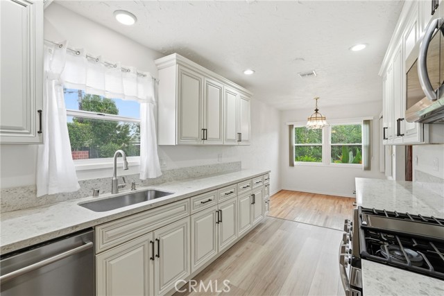 Detail Gallery Image 8 of 23 For 15853 Romar, Granada Hills,  CA 91343 - 3 Beds | 2 Baths