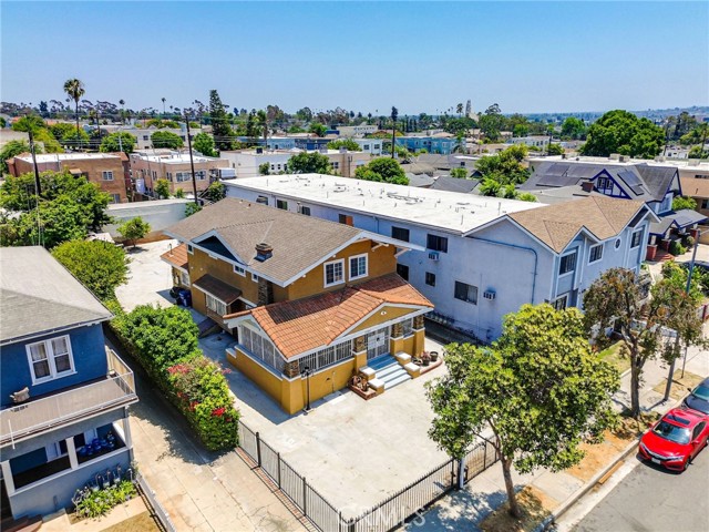 2104 Crenshaw Boulevard, Los Angeles CA: https://media.crmls.org/medias/8fe352a7-bacd-450c-ba0e-c3274bfe07f3.jpg