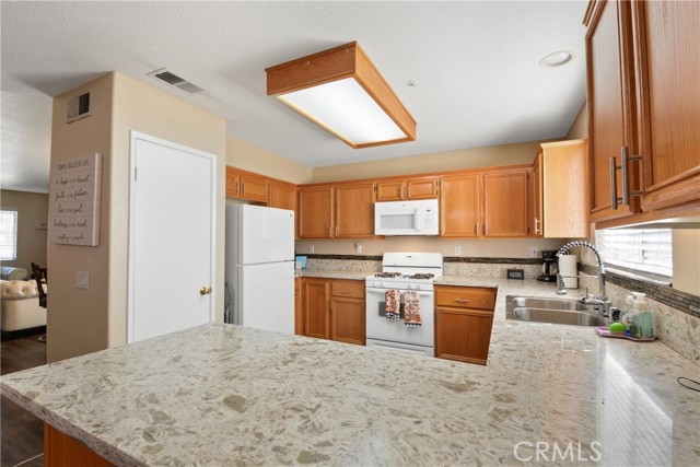 Detail Gallery Image 9 of 24 For 17049 La Vesu Rd., Fontana,  CA 92337 - 4 Beds | 2/1 Baths