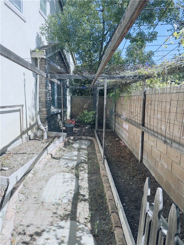 https://media.crmls.org/medias/8fe3efc6-1f6e-41a4-9cc5-d4f3e3dc753e.jpg?preset=X-Large