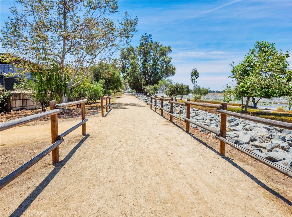 https://media.crmls.org/medias/8fe481a8-b712-496e-b9d1-fd4c2001f5e5.jpg?preset=X-Large
