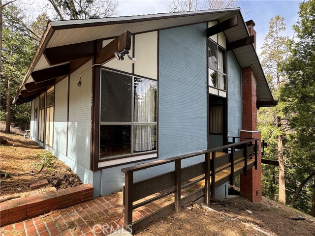 Detail Gallery Image 1 of 21 For 829 Strawberry Peak Ln, Twin Peaks,  CA 92391 - 4 Beds | 2 Baths