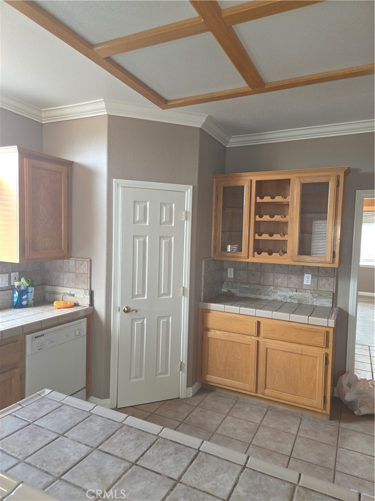 https://media.crmls.org/medias/8fe5171f-7e31-41ca-abc7-846b801e7190.jpg?preset=X-Large