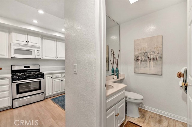 Detail Gallery Image 8 of 20 For 2569 Elden Ave #5,  Costa Mesa,  CA 92627 - 2 Beds | 2/1 Baths