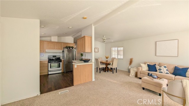 Detail Gallery Image 8 of 25 For 12147 Lakeland Rd #9,  Santa Fe Springs,  CA 90670 - 2 Beds | 2 Baths