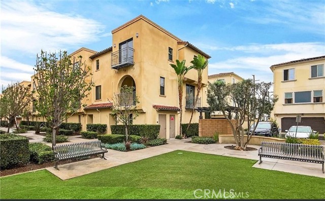 Detail Gallery Image 2 of 9 For 809 Anaheim Blvd #106,  Anaheim,  CA 92805 - 3 Beds | 2/1 Baths