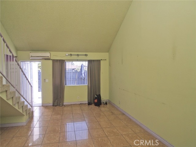 601 S Newhope Street, Santa Ana CA: https://media.crmls.org/medias/8fec28e3-99da-4c04-a886-88f2fa50d903.jpg