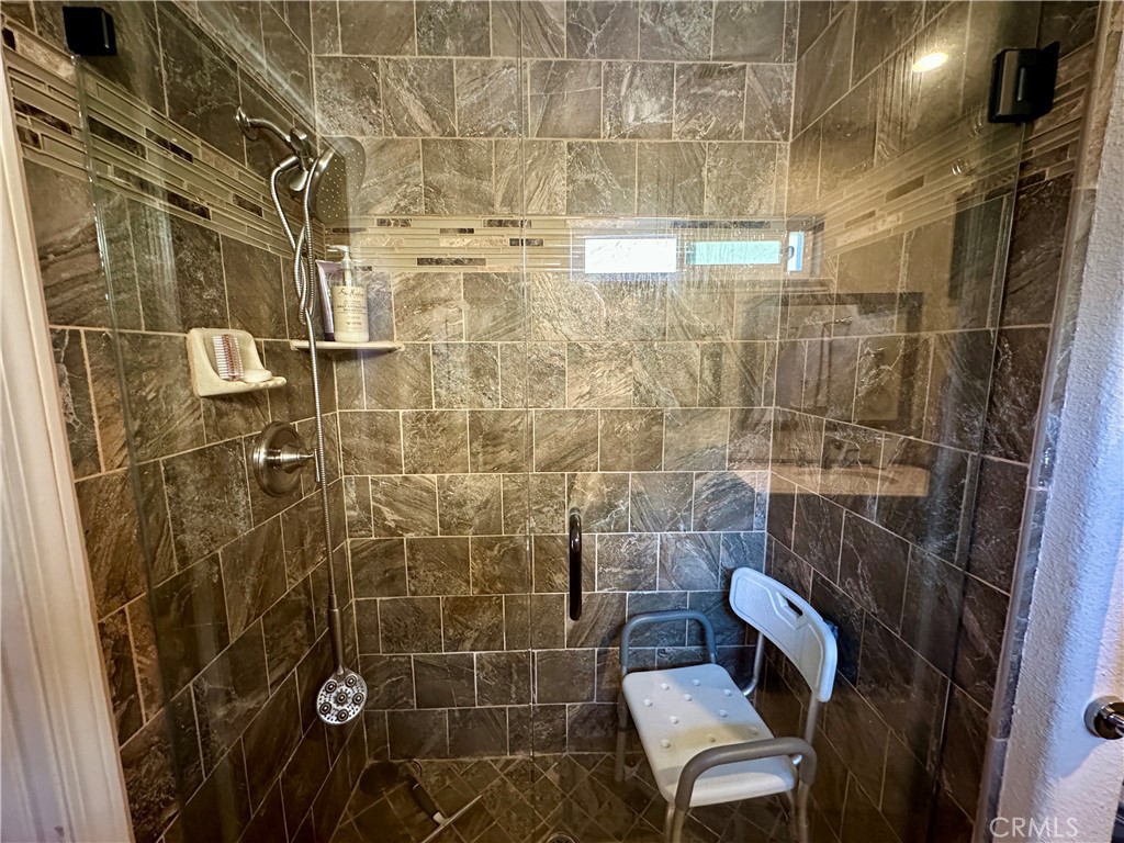 https://media.crmls.org/medias/8fed83f1-baf3-43dd-ad14-4a899b438908.jpg?preset=X-Large