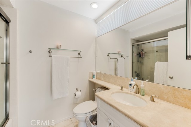 Detail Gallery Image 11 of 19 For 18128 Killion St #2,  Tarzana,  CA 91356 - 2 Beds | 2/1 Baths