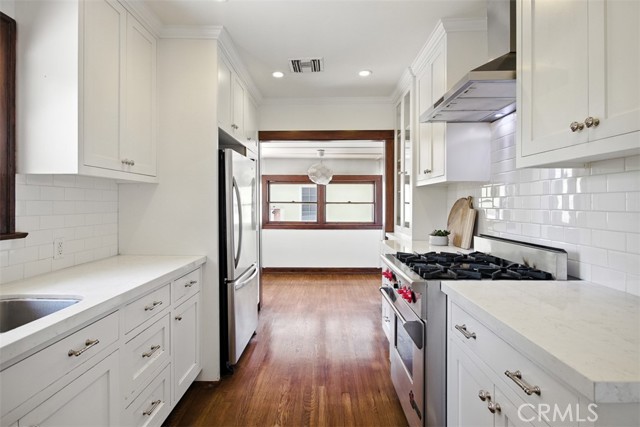 1206 N Keystone, Burbank CA: https://media.crmls.org/medias/8feeb06e-ba69-4dc1-a279-afbdca95093c.jpg