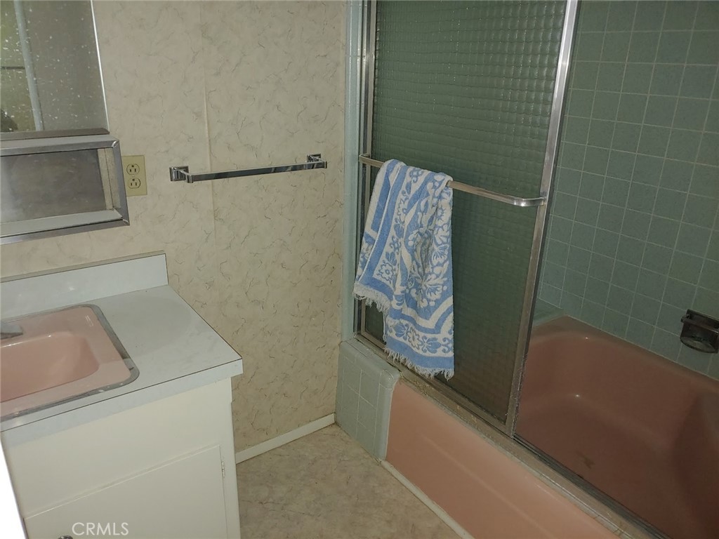 https://media.crmls.org/medias/8ff4b3f2-dfcb-4f22-8aca-3a7f023efb81.jpg?preset=X-Large