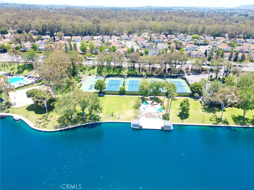 https://media.crmls.org/medias/8ffa7516-9886-4c54-a6a7-79fec63f3e20.jpg?preset=X-Large