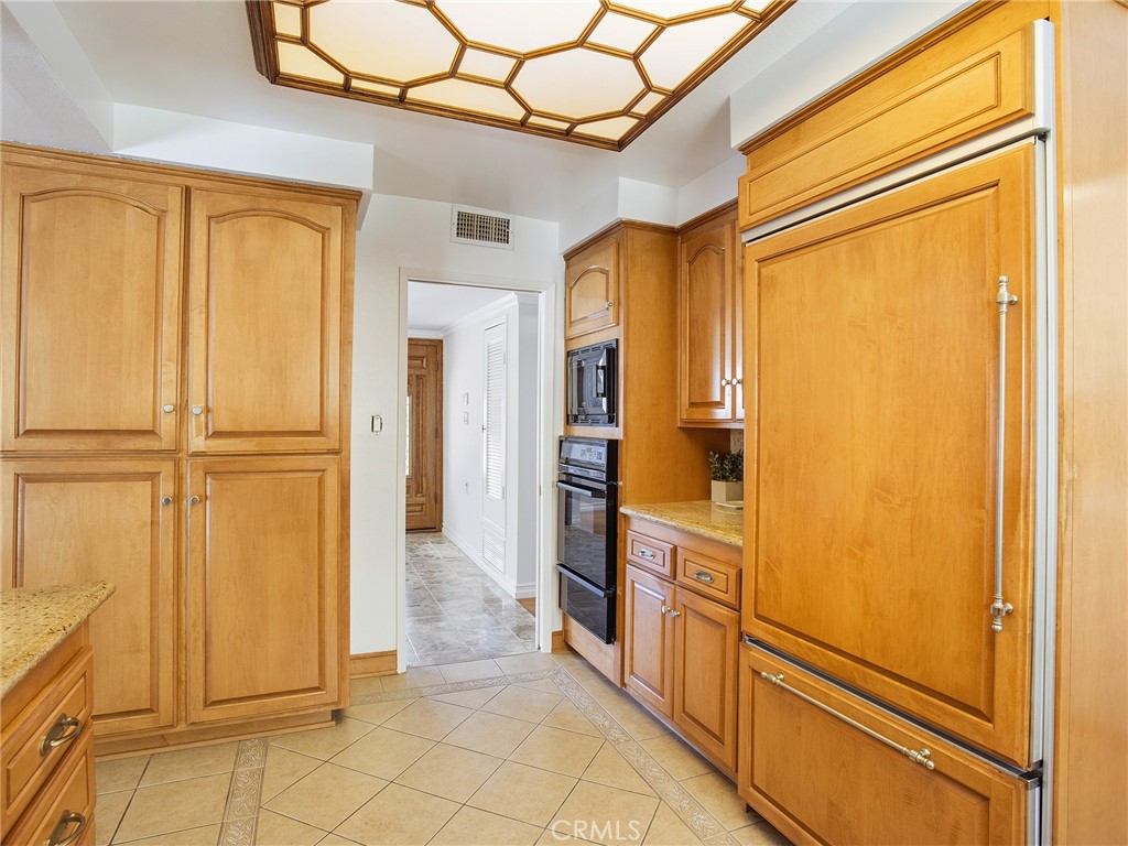 https://media.crmls.org/medias/8ffcc3a3-d8a4-4112-a0f8-490bf42a2b17.jpg?preset=X-Large