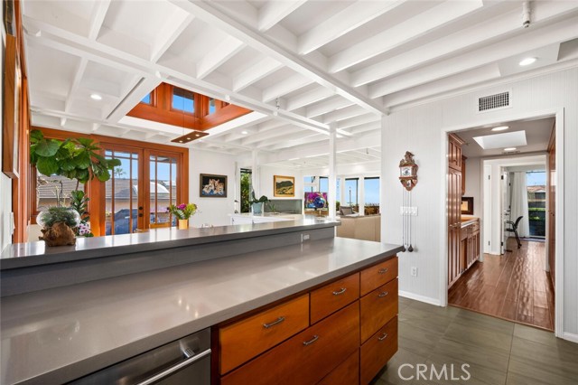 1687 Temple Hills Drive, Laguna Beach CA: https://media.crmls.org/medias/8ffd1590-0e82-42c2-8bb8-f7b70b92d64f.jpg