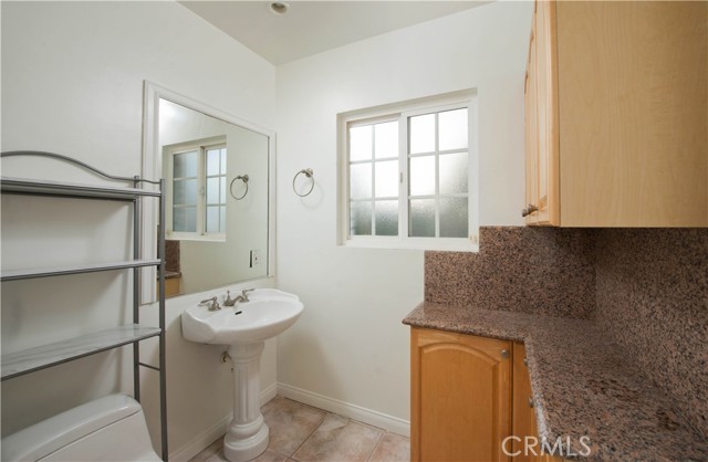Detail Gallery Image 10 of 19 For 3610 Scadlock Ln, Sherman Oaks,  CA 91403 - 3 Beds | 2/1 Baths