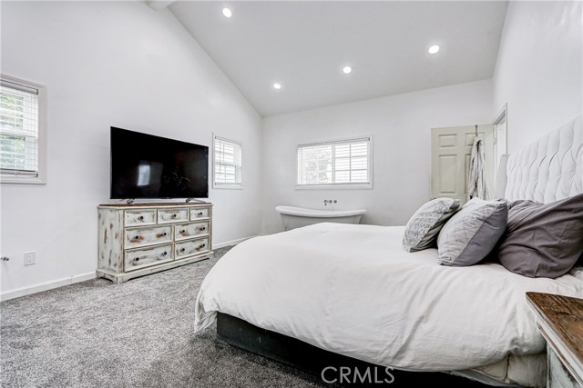 Detail Gallery Image 12 of 29 For 320 E Walnut Ave, El Segundo,  CA 90245 - 5 Beds | 3 Baths