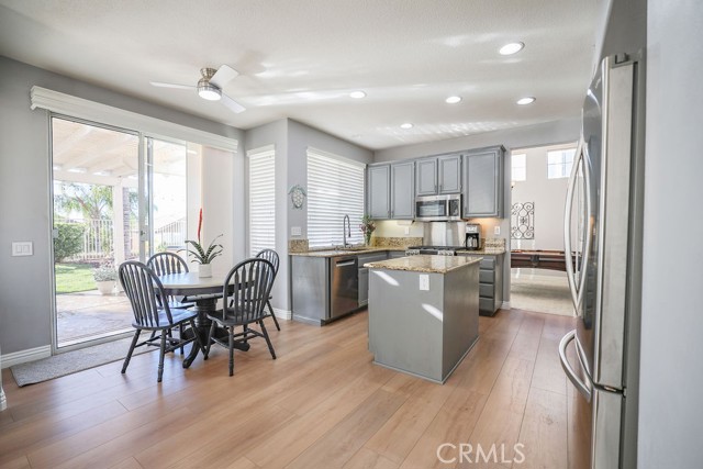 Detail Gallery Image 4 of 31 For 928 Allegre, Corona,  CA 92879 - 4 Beds | 3 Baths