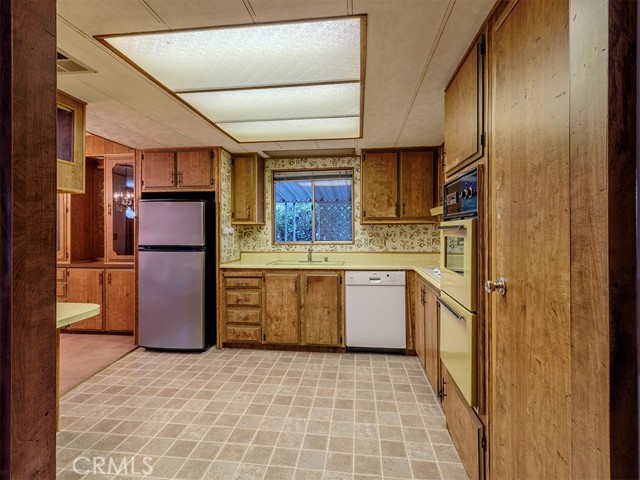 Detail Gallery Image 10 of 28 For 1420 Glengrove, Corona,  CA 92882 - 3 Beds | 2 Baths