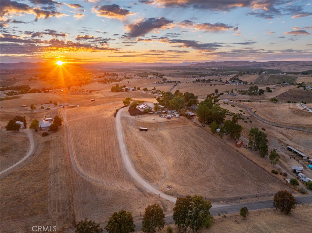 https://media.crmls.org/medias/9001f731-3835-4425-ada2-842b35da6d8d.jpg?preset=X-Large