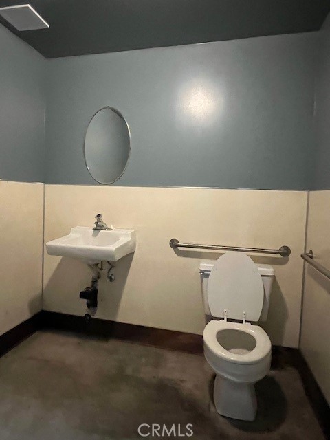 22275 Powhatan Road, Apple Valley, California 92308, ,Commercial Lease,For Rent,22275 Powhatan Road,CRHD25090296