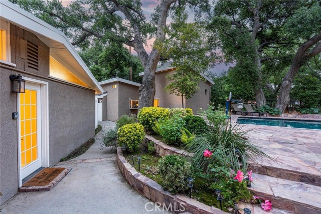 24208 Heritage Lane, Newhall CA: https://media.crmls.org/medias/900ae35b-7e6f-4f33-89eb-aba6f9f33e48.jpg