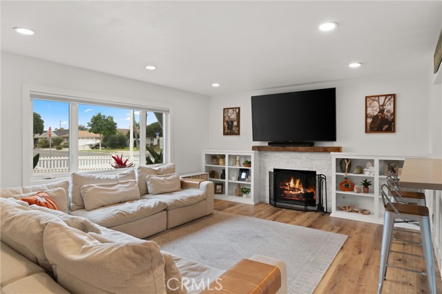 Detail Gallery Image 7 of 37 For 8242 Valencia Dr, Huntington Beach,  CA 92647 - 3 Beds | 2 Baths