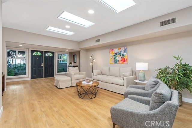 6207 Capistrano Avenue, Woodland Hills CA: https://media.crmls.org/medias/900fa18e-cac1-4fee-9f9a-194c4d5a0fcb.jpg