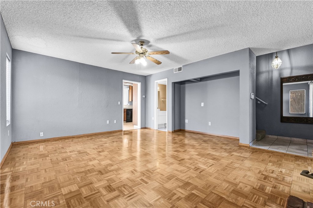 https://media.crmls.org/medias/901275d1-cfa2-4a48-a9ba-56c2b86c695a.jpg?preset=X-Large