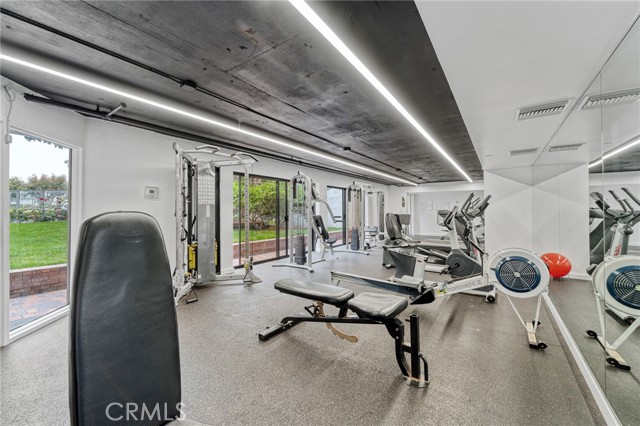 2910 Neilson Way, Santa Monica CA: https://media.crmls.org/medias/90139487-ebd6-4ff3-9ffc-e7485a2b861e.jpg