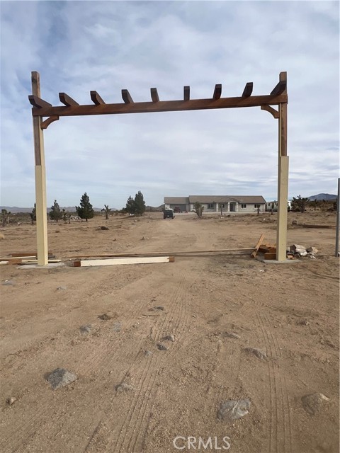 Detail Gallery Image 2 of 12 For 8787 Shantung Rd, Lucerne Valley,  CA 92356 - 4 Beds | 2 Baths