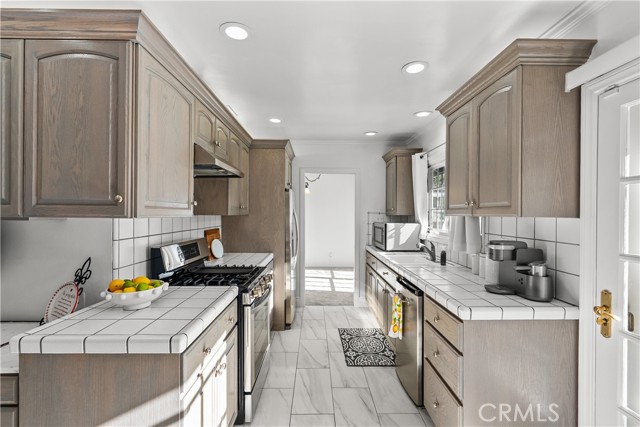 10625 Valjean Avenue, Granada Hills CA: https://media.crmls.org/medias/9016868c-7f96-474d-91e7-f5ab3c3ff523.jpg