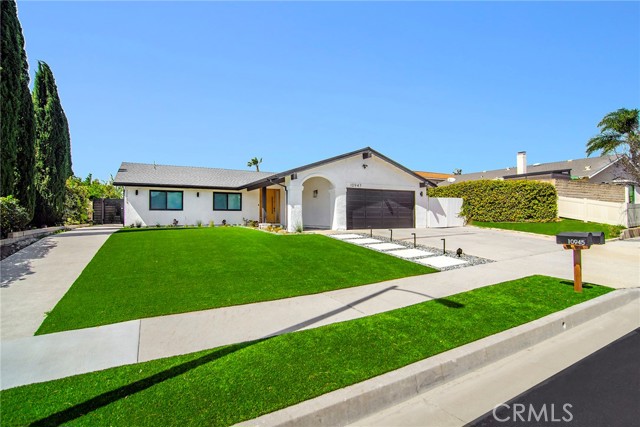 Detail Gallery Image 2 of 47 For 10947 Lurline Ave, Chatsworth,  CA 91311 - 5 Beds | 4 Baths