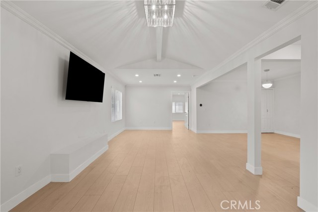 5025 Noble Avenue, Sherman Oaks CA: https://media.crmls.org/medias/901af1a7-e46d-4c4b-81e1-1d796fa455c2.jpg