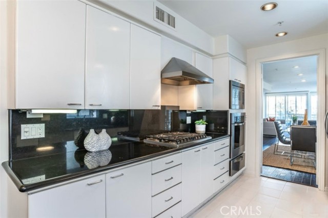 1819 Holmby Avenue, Los Angeles CA: https://media.crmls.org/medias/901b79bd-a3b5-42bd-afe2-a53f2ec7206c.jpg