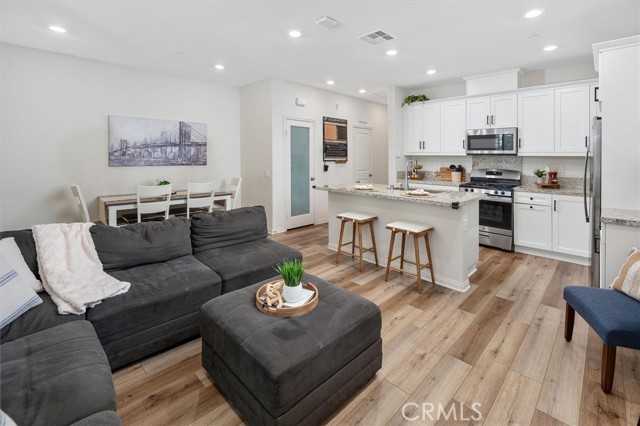 Detail Gallery Image 6 of 34 For 22812 Harvest Mill, Saugus,  CA 91350 - 3 Beds | 3 Baths