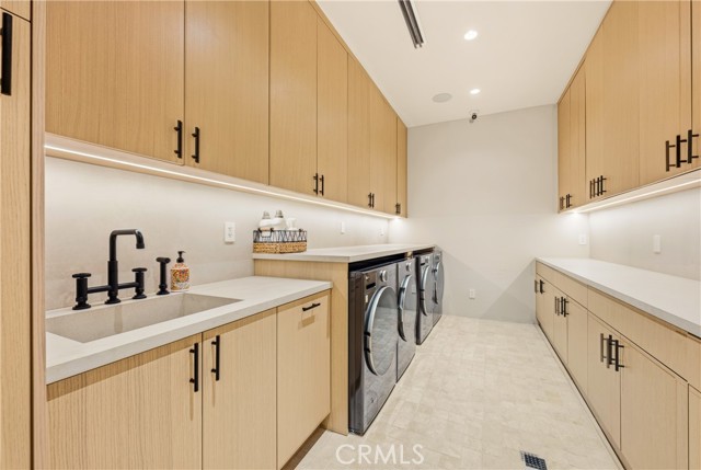 Detail Gallery Image 34 of 54 For 22924 Erwin St, Woodland Hills,  CA 91367 - 11 Beds | 9/2 Baths