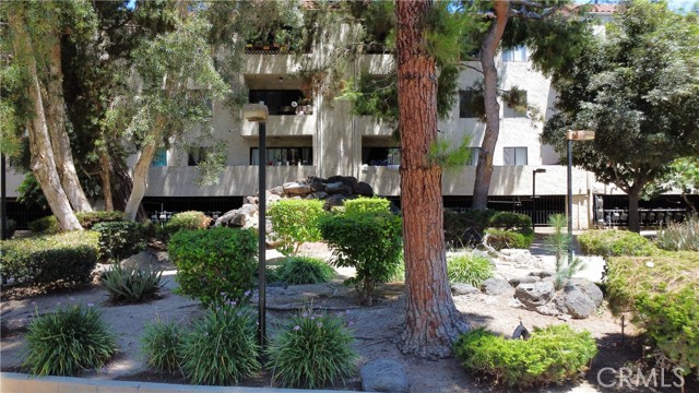 600 W Third St, Santa Ana CA: https://media.crmls.org/medias/901e1b9f-3bba-43b6-9f8a-f13c6a2649ec.jpg