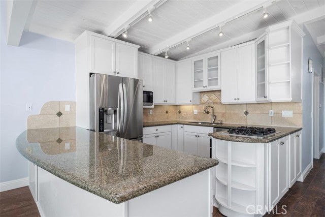 Detail Gallery Image 9 of 38 For 1070 Noria St, Laguna Beach,  CA 92651 - 3 Beds | 2 Baths