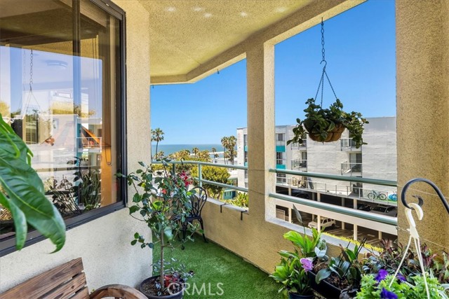 520 The Village, Redondo Beach, California 90277, 2 Bedrooms Bedrooms, ,2 BathroomsBathrooms,Residential,Sold,The Village,PV22148859