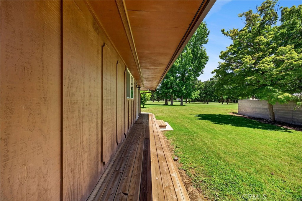 https://media.crmls.org/medias/90250055-70f4-4fe7-b3d9-105f32edeab9.jpg?preset=X-Large