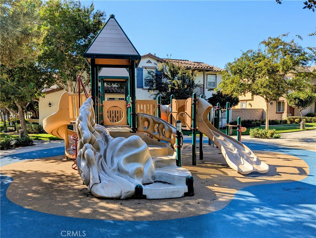 https://media.crmls.org/medias/902d65f3-db85-4a6d-9989-8a9d51068817.jpg?preset=X-Large
