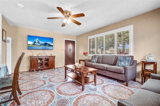 Detail Gallery Image 4 of 30 For 2300 Gale Ave, Long Beach,  CA 90810 - 3 Beds | 1 Baths