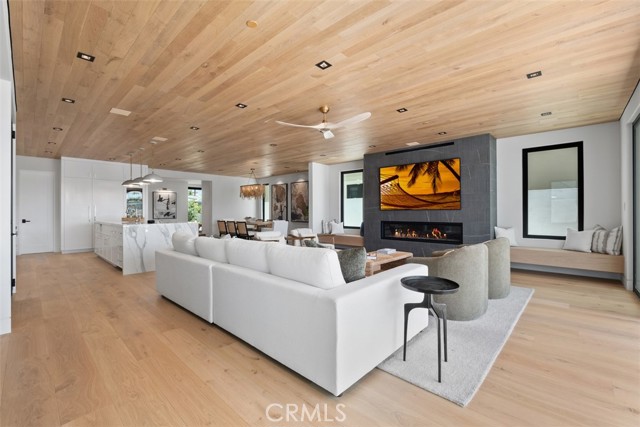 20 Balboa Coves, Newport Beach CA: https://media.crmls.org/medias/90311c3d-e14e-4939-b547-2f72ce38e451.jpg