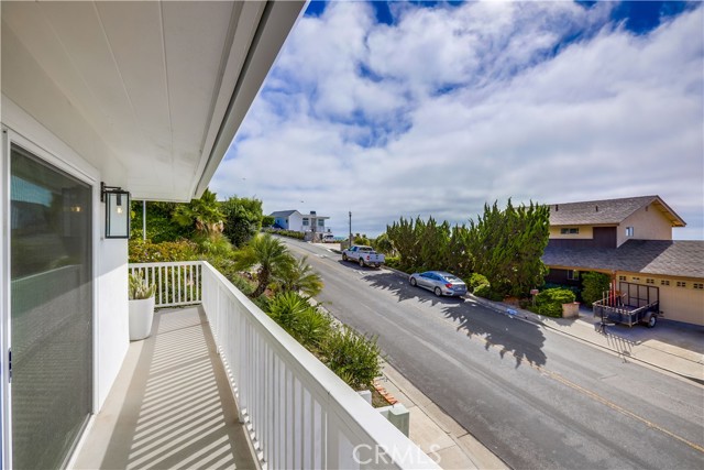 605 E Avenida San Juan, San Clemente CA: https://media.crmls.org/medias/90322466-37ae-4350-a462-dba342734e97.jpg
