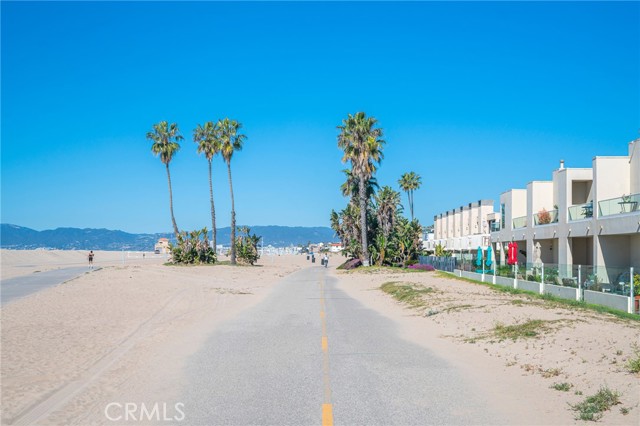 1 Bed Home for Sale in Playa del Rey, California