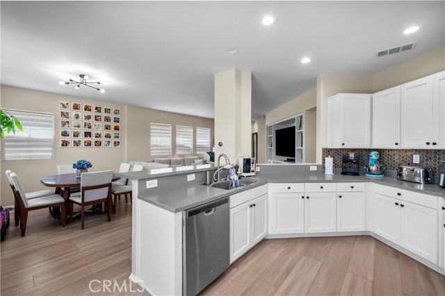 Detail Gallery Image 5 of 70 For 29248 Dakota Dr, Valencia,  CA 91354 - 4 Beds | 3 Baths