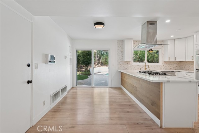 5789 Fairhaven Avenue, Woodland Hills CA: https://media.crmls.org/medias/903c7662-73b0-4d37-8c0d-30aa850f2df6.jpg