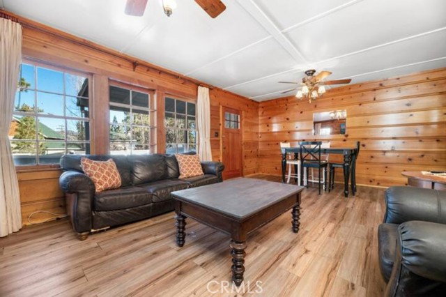 Detail Gallery Image 14 of 18 For 697 Chipmunk Ln, Big Bear Lake,  CA 92315 - 3 Beds | 2 Baths